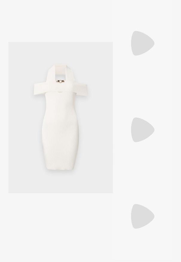 Robe blanche côtelée avec une coupe ajustée, un design décolleté, et un grand col distinctif avec un accent en métal doré à l'avant.; Escarpins noirs en cuir verni avec un bout pointu, sangle ajustable à la cheville et un talon bloc modéré. Texture lisse avec finition brillante.; Vivienne Westwood GRANNY FRAME PURSE - Sac à main - gold; Boucles d'oreilles pendantes dorées avec trois perles blanches et un cristal en forme de goutte clair en bas, présentées sur un fond neutre.