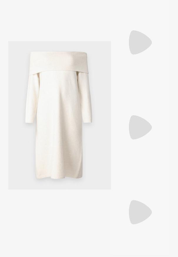 Kremna obleka z off-the-shoulder obliko iz mehke, teksturirane tkanine; dolgi rokavi s prilegajočimi manšetami; sproščen kroj; dolžina do kolen.; Črne natikače s trakovi in kvadratnim prstom ter nizkim blokastim peto. Imajo več tankih trakov in nastavljiv trak okoli gležnja. Narejene so iz gladkega usnja.; Črna usnjena torba čez ramo z gladko teksturo, pravokotno obliko in kovinskim verižnim detajlom spredaj. Vključena je nastavljiva naramnica.; Srebrn dvojni prstan z gladko, polirano površino. Ima tekoč, ukrivljen dizajn z prekrivajočimi se sekcijami za sodoben videz.