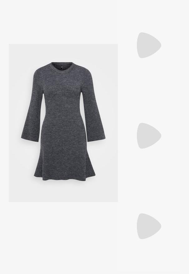Robe en maille grise côtelée avec de longues manches évasées et un buste ajusté, s'évasant légèrement à l'ourlet. Encolure ronde, peu de détails.; Escarpins slingback en cuir verni noir avec un bout pointu et un petit talon bloc, mettant en avant un accent en boucle argentée sur la sangle.; Sac à main noir à la forme structurée, texture lisse et fermoir métallique. Associé à un pantalon noir ample et des sandales ouvertes sur un sol en bois.; Bague en or ornée d'un design organique et torsadé, avec une texture lisse et des extrémités effilées, créant une apparence moderne et sculpturale.