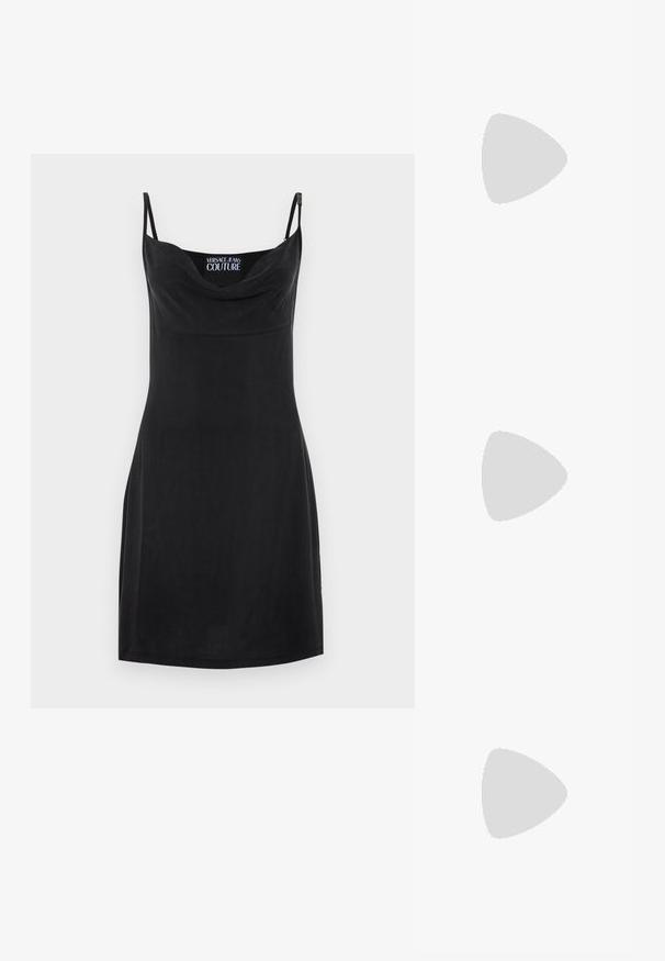 Fekete ruha vékony, állítható pántokkal, csónaknyakkivágással és testhez simuló siluettal. Sima textúra; nem látható minták vagy fémrészek.; Fekete bőr magassarkú cipő hegyes orral és alacsony sarokkal. Sima felülettel és enyhe fényű kialakítással rendelkezik. Az elején nyitott részlet a fokozott díszítésért.; Fekete bőr keresztbody táska két elülső zsebbel, arany csattokkal, cipzáras záródással és vékony pánttal. Textúrált felület és kompakt téglalap alak.; Aranyszínű fémből készült karika fülbevalók ívelt, hosszúkás formával. Simaságával és fényes felületével, valamint lekerekített végével további részletekkel bővül.