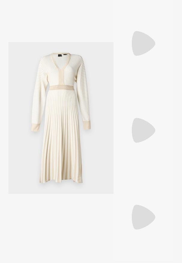 Pinko BASTET ABITO - Abito in maglia - bianco/oro; Sandali neri con tacco alto presentano sottili cinturini con design annodato, una punta quadrata liscia e un elegante tacco a spillo.; Borsa a mano metallica grigia chiara con tracolla a catena, impreziosita da piccoli chiodi metallici circolari e da un logo triangolare del marchio.; Orecchini a cerchio in argento con una finitura liscia e lucente. Forma arrotondata, design leggero, con chiusura a perno.