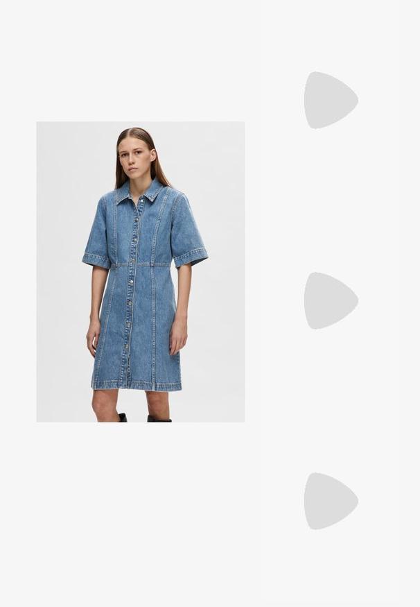 Svetlomodré denné šaty z denimu s krátkymi rukávmi, golierom, zapínaním na gombíky a vertikálnymi stehmi. Polovičná dĺžka s rovný strihom.; Strieborné slingback lodičky na vysokom opätku s špicatou špičkou, metalickým povrchom, dvoma dekoratívnymi pruhmi a štíhlym opätkom s čiernym hrotom.; Čierna kožená kabelka s hladkou textúrou. Obsahuje nastaviteľný popruh a elegantný, minimalistický dizajn so zipsovým uzatvorením.; Strieborný prsteň s dvojitým pásikom s hladkým, lesklým povrchom. Má plynulý, zakrivený dizajn s prekryvajúcimi sa časťami pre moderný vzhľad.