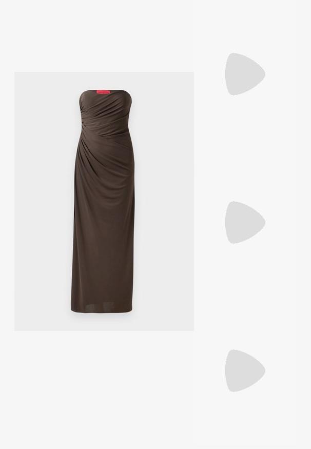 Bezramenné hnedé večerné šaty s drapovanými detailmi, dlhý strih a výrazná značka Halston na vrchu.; Zlaté sandále na podpätku s uzlom vpredu, s plisovanou štruktúrou a remienkom okolo členka. Blokový podpätok má ryhovaný dizajn, čo zlepšuje priľnavosť.; Kabelka v krémovo-bielej textúrovanej koži s jedinečným horným otvorom, nastaviteľným ramenným popruhom a charakteristickými čiernymi kovovými doplnkami.; Náušnice vo forme zlatých kovových kruhov s zakriveným, predĺženým tvarom. Majú hladký, lesklý povrch a zaoblený koniec pre pridanie detailu.