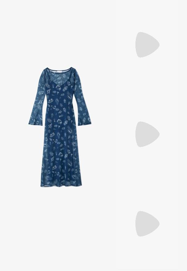 Abito a maniche lunghe di colore blu navy realizzato in tessuto leggero, caratterizzato da una silhouette fluida e da un motivo di conchiglie e motivi marini.; Tacchi slingback in pelle lucida beige con punta affusolata e tacco di 5 cm, caratterizzati da lati traforati e una sottile fascia alla caviglia.; Occhiali da sole tartarugati con lenti ovali allungate, tonalità marrone, accenti dorati con logo sulle tempie e aste nere eleganti.; Borsa a tracolla beige con un motivo stampato, forma curvata, dettagli in pelle e un logo dorato sul davanti. Presenta una maniglia corta per un facile trasporto.; Collana di perle e cristalli con un design rotondo a perline in tonalità tenui, caratterizzata da perle alternate e accenti scintillanti, indossata attorno al collo.