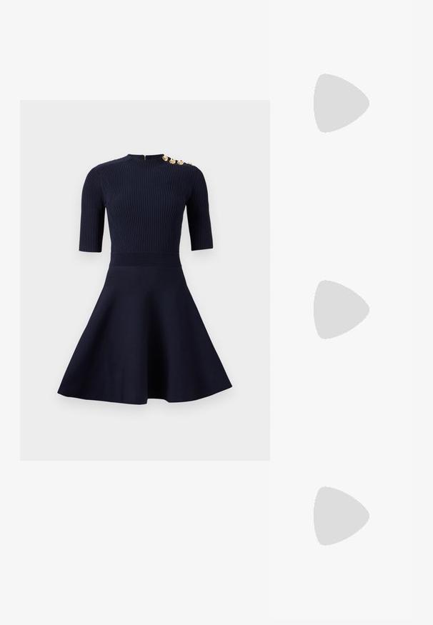 Navyblauwe jurk met een aansluitende geribbelde bovenkant en een uitlopende rok. Beschikt over korte mouwen, een hoge hals en gouden knoopdetails op de schouder.; Zwarte leren slingback hakken met een spitse neus, voorzien van een slanke hak en een goudkleurige accent op de verstelbare band. Gladde textuur.; Zwarte leren handtas met een gestructureerd ontwerp, featuring een verkorte vorm, bovenhandvat en gouden hardwareaccent. Inclusief verstelbare schouderband.; Zilveren oorringen met een gladde, gebogen vorm. Voorzien van een glanzende metallic afwerking en studsluiting. Geen zichtbare patronen of accenten.