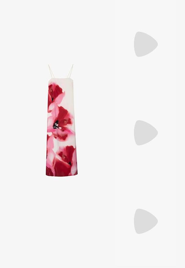 Florales Trägerkleid mit leuchtend pinken und roten Blumen auf einem weißen Hintergrund. Mit dünnen Trägern und einem geraden Schnitt.; Beige Leder-Pumps mit Blockabsatz und spitzem Zeh, schwarzem Besatz entlang der Öffnung und einem dünnen verstellbaren Slingback-Riemen mit goldenen Hardware.; Cremfarbene Lederhandtasche in Mondform, mit goldenen Akzenten, schwarzen Details und einem abnehmbaren Gurt. Sie verfügt über eine Kettendetail und einen Anhänger.; Halskette aus weißen Perlen mit gleichmäßig großen Perlen, glatter Oberfläche und einem silbernen Verschluss mit einer verstellbaren Kette zur Längenanpassung.