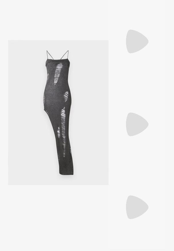 Melnā adīta garā kleitā ar plānām siksnām, kas rotāta ar daudzām izgriezumiem, radot rakstainu efektu. Mīksta tekstūra ar pieguļošu siluetu.; Zeltaini, metāla kurpes ar siksniņām, norakans purngalis un masīla papēdis. Gluda tekstūra, minimālisma dizains un šaura siksna.; Melnas ādas rokassoma ar izliekta formu, noņemamu siksnu un zelta aksesuāriem. Somai ir vāciņš ar sprādzes detaļu.; Zeltīti metāla auskari ar gludu, izliekta dizaina. Ar atšķirīgu smailu formu, pulētu virsmu un eņģu aizdari.