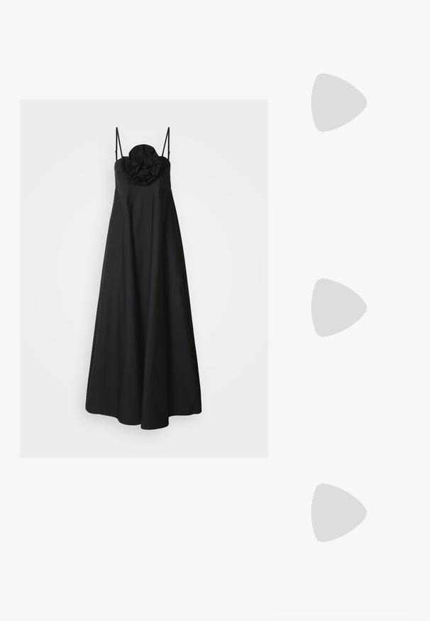 Juoda be rankovių suknelė su prigludusia liemene ir plačiu sijonu, su trimatės gėlės detale apykaklėje.; Juodos aukštakulnės sandalai pasižymi plonyčiais dirželiais su mazgo dizainu, lygiu kvadratiniu pirštu ir elegantišku stiletto kulnu.; Šviesiai pilka metalinė rankinė su grandinėlės dirželiu, papuošta mažais apvaliais metaliniais smeigėmis ir trikampiu prekės ženklu.; Sidabrinės auskarai žiedai su lygiu, blizgiu paviršiumi. Suapvalinta forma, lengvas dizainas, su uždarymu ant smeigtuko.