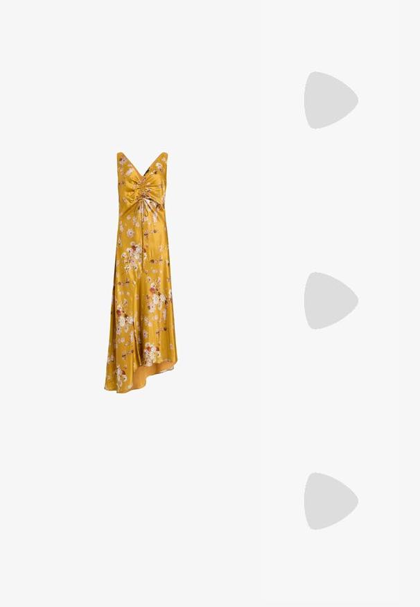 Dzeltena ziedu kleita, kas izgatavota no satīna, ar V veida kakla izgriezumu, ruched bodice un asimetrisku apakšmali, kas rotāta ar daudzkrāsainiem ziedu rakstiem.; Zeltaini, metāla kurpes ar siksniņām, norakans purngalis un masīla papēdis. Gluda tekstūra, minimālisma dizains un šaura siksna.; Melnas ādas rokassoma ar izliekta formu, noņemamu siksnu un zelta aksesuāriem. Somai ir vāciņš ar sprādzes detaļu.; Zeltīti metāla auskari ar gludu, izliekta dizaina. Ar atšķirīgu smailu formu, pulētu virsmu un eņģu aizdari.