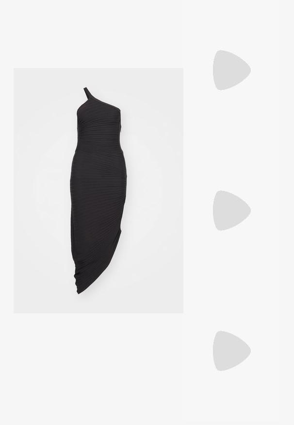 Svart, enaxlad klänning med vertikala veck, figurnära design och draperad nederkant som faller åt ena sidan. Slätt, elastiskt material.; Svarta läder slip-on mules med spetsig tå, sammanknipen textur och en liten kitten heel. Har en dragsnörningsdetalj vid öppningen.; Svart vadderad läderhandväska med en samlad topp, guldkedjeslinga och rektangulär form, hålls mot en enkel bakgrund.; Gröna akrylörringar i en oktagonal form med facetterade kanter, med en metallspänne för säker förslutning.