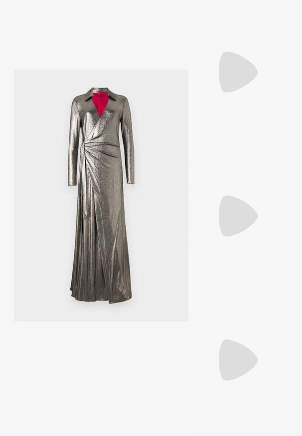 Lang, metallisk sølvkjole med krave, lange ærmer, dyb V-udskæring og en omslagssilhouette med draperinger og sideslids.; Sorte patent slingback hæl med spids tå, prydet med tekstureret slangeskindsmønster, justerbar rem og en kort, tekstureret blokhæl.; Sort læder crossbody taske med to frontlommer, guldspænder, lynlåslukning og en slank rem. Struktureret overflade og kompakt rektangulær form.; Guldfarvede metal hoops øreringe med en bøjet, forlænget form. Har en glat, skinnende overflade og en afrundet spids for ekstra detalje.