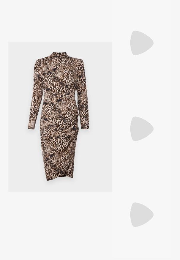 Haljina s uzorkom leopard koje ima dugačke rukave, lažni ovratnik, naborane detalje, uski kroj i teksturalnu tkaninu u nijansama smeđe i crne.; Crne sandale na visokoj potpetici imaju tanke trake s čvorastim dizajnom, glatki kvadratni vrh i elegantnu stiletto petu.; Svijetlosivi metalik ruksač s lancem, ukrašen malim okruglim metalnim zakovicama i trokutastim logotipom marke.; Srebro naušnice u obliku prstena s glatkom, sjajnom završnom obradom. Zaobljenog oblika, laganog dizajna, s kopčom na poleđini.