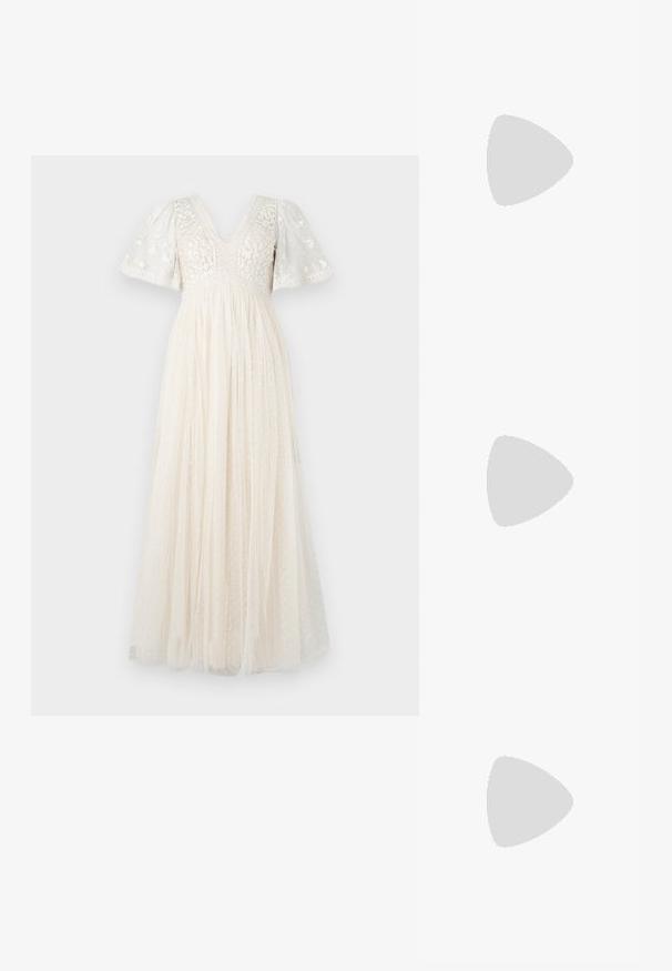 Vestido maxi en crema con escote en V, mangas abullonadas y bordado floral. La falda presenta capas transparentes con lunares para añadir textura.; Tacón slingback negro de charol con punta afilada, que presenta un estampado de serpiente texturizado, correa ajustable y un tacón bloque corto y texturizado.; Bolso cruzado de cuero negro con dos bolsillos frontales, hebillas doradas, cierre de cremallera y una correa delgada. Superficie texturizada y forma rectangular compacta.; Pendientes en tono dorado con un cristal rectangular y transparente que cuelga por debajo de una fila de pequeños acentos redondos y claros. Diseño elegante y moderno.