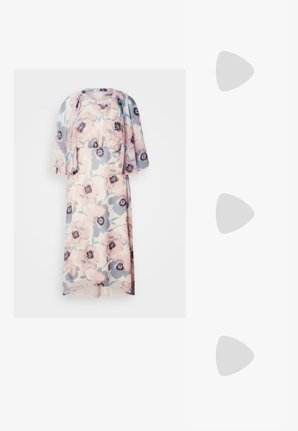 Robe fleurie en rose clair, bleu et gris, avec une taille cintrée et des manches flotter, fabriquée en tissu léger. Elle présente un col rond et des détails froncés.; Chaussure plate en cuir verni rose avec un bout arrondi, une bride à la cheville et un petit talon carré. Texture lisse et design minimaliste.; Lunettes de soleil surdimensionnées beiges avec une monture transparente et des verres teintés marron, arborant des accents floraux subtils et un design géométrique audacieux.; Sac à main en cuir blanc au design structuré, doté d'un fermoir magnétique et d'une bandoulière, présenté sur un fond neutre.