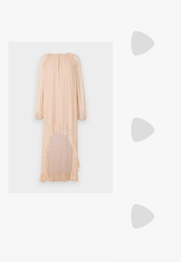 Lang, bleg peachfarvet kjole lavet af letvægtsstof, med rynkede detaljer ved udskæringen og kanten, samt en høj slids på den ene side.; Sort læderballetsko med rund tå, glat tekstur, minimal syning og et fleksibelt såldesign.; Brun tekstureret læder crossover-taske med guldkæde-rem og klaplukning. Forsiden har logo-detalje og en lomme under klappen.; Guldtonede knude-stud øreringe med et vredet design. Hver ørering har en cirkulær klar bagside for sikker brug.