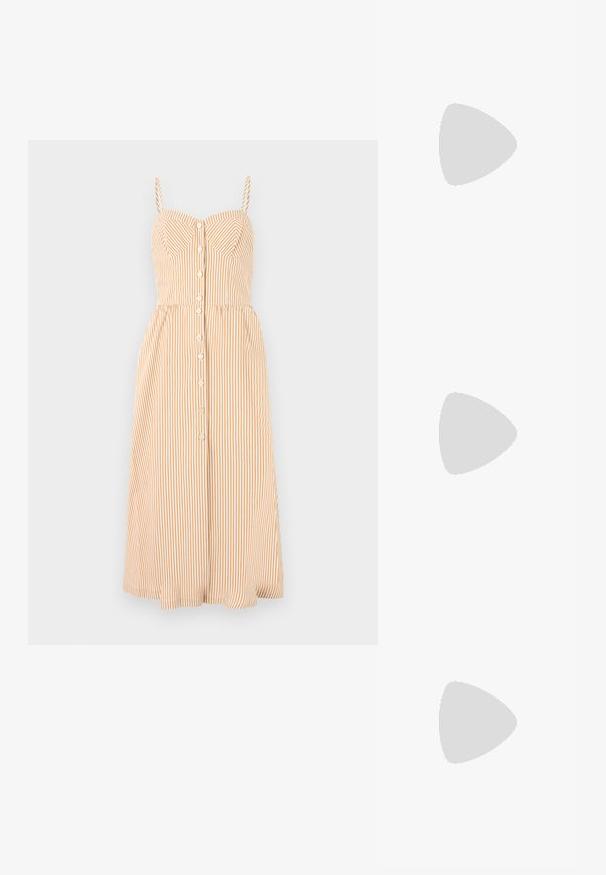 Robe à bretelles en orange clair et blanc avec des rayures verticales, présentant un corsage ajusté, une fermeture à boutons et une jupe midi évasée.; Sandales plates noires avec plusieurs lanières, dotées de détails en or et d'une texture lisse. Design à profil bas avec une semelle rembourrée.; Blazer noir à double boutonnage avec un pantalon assorti. Tissu lisse, design structuré et silhouette ajustée. Tient un petit sac à main noir.; Boucles d'oreilles en métal doré en forme d'anneau, avec une forme courbée et allongée. Elles présentent une surface lisse et brillante avec une pointe arrondie pour un détail supplémentaire.