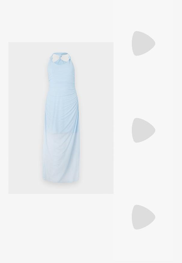 Lyseblå halterneck-kjole med rynket tekstur, med knyttede skulderstropper og en lang, flytende silhuett.; Svarte patentlær slingback hæler med spiss tå og geometrisk blokk hæl. Har et stilrent, minimalistisk design og jevn tekstur.; Hvit strukturert håndveske med korte håndtak og skulderreim, med detaljer i gullfinish og teksturert materiale, vist mot en grå bakgrunn.; Gullfarget metalløredobber med et elegant, buet design. Har en karakteristisk spiss form, polert overflate og hengsel-lukking.