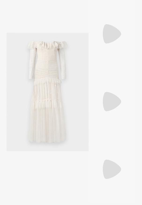 Robe décolletée, à manches longues en crème pâle. Tissu texturé avec des volants, un drapé et une jupe en tulle superposée ornée de sequins.; Escarpin slingback en vernis noir avec un bout pointu, présentant un imprimé serpent texturé, une sangle réglable et un petit talon bloc texturé.; Sac en cuir noir porté en travers avec deux poches avant, boucles dorées, fermeture zippée et une sangle fine. Surface texturée et forme rectangulaire compacte.; Boucles d'oreilles en métal doré en forme d'anneau, avec une forme courbée et allongée. Elles présentent une surface lisse et brillante avec une pointe arrondie pour un détail supplémentaire.
