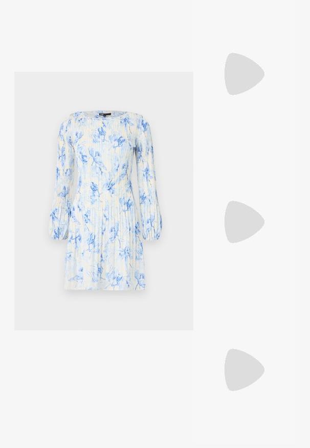 Kvetinové šaty s modro-bielymi odtienkami, s dlhými puff rukávmi, okrúhlym výstrihom a vertikálnymi plisovanými detailmi pre textúru.; Čierne lakované baleríny so štvorcovou špičkou, remienkom okolo členka so striebornými prvkami a plochou podrážkou. Hladký povrch s minimalistickým dizajnom.; Maje MISS MINI - Taška cez plece - noir; Zlaté náušnice s mnohými kaskádovými reťazcami, ozdobené jasnými oválnymi kryštálmi a dekoratívnymi puzdrami.