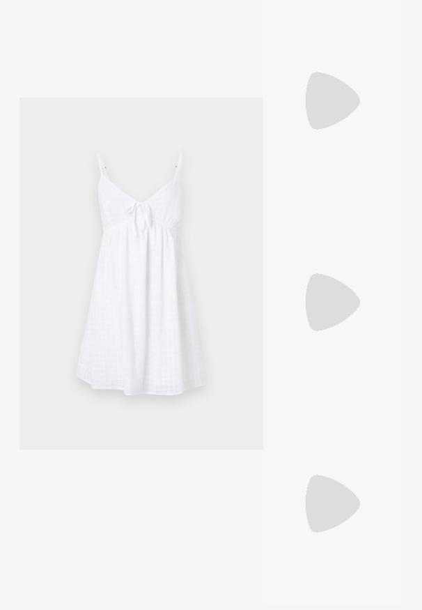 Rochie albă de soare cu bretele subțiri, având o curea la față, un decolteu lejer și un model texturat de gingham.; Pantofiu slingback din piele bej, cu vârf ascuțit, toc subțire și accente de hardware auriu pe curea. Textură netedă pe întreaga suprafață.; Ochelari de soare bej deschis cu lentile maro, cadru rotund-pătrățos, accente aurii la balama și brațe texturate ușor.; Geantă de mână bej din piele cu o formă unică, dotată cu două mânere scurte și o curea lungă ajustabilă. Textură netedă, cu hardware minim.