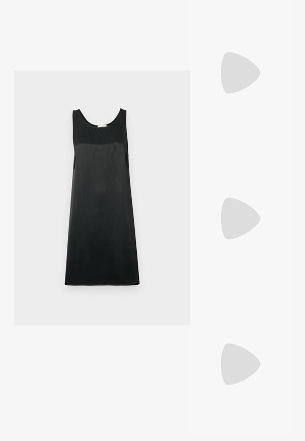 Rochie neagră fără mâneci, făcută dintr-un material neted, cu un decolteu rotund și o siluetă în formă de A, având un design minimalist.; Bocanci din piele neagră până la gleznă cu o talpă robustă, dotati cu o curea cu cataramă pe lateral și elemente decorativ. Textură netedă cu o bucată de prindere.; Ochelari de soare negri cu rame din plastic lucios, lentile gri cu gradient și accente argintii pe laterale. Design elegant și curbat.; Hanorac oversized gri cu buzunar tip kangaroo, asociat cu o fustă albă cu volane de culoare bleumarin. Accesoriu: rucsac mare de un galben deschis, cu textură netedă.