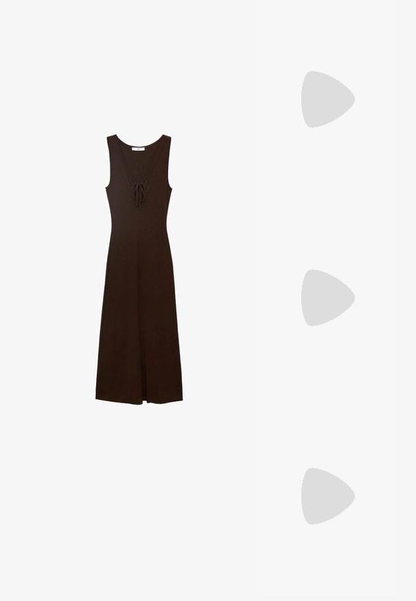 Braunes ärmelloses Kleid mit V-Ausschnitt, Bindung vorne und fließender Silhouette, aus einem glatten Stoff gefertigt.; Anna Field by Zalando Pumps - beige; COACH JONIE BAG - Handtasche - chalk; Halskette aus weißen Perlen mit gleichmäßig großen Perlen, glatter Oberfläche und einem silbernen Verschluss mit einer verstellbaren Kette zur Längenanpassung.