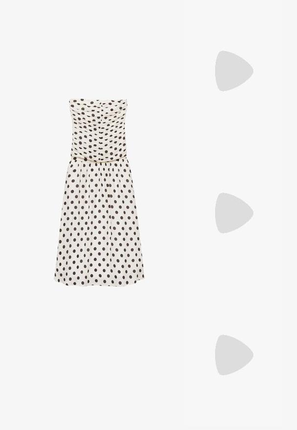 Utan axelband, krämfärgad klänning med mörkbruna prickar, med ett rynkat liv och en flödande kjol. Slät textur, knälång design.; Randig t-shirt i bomull med marinblå och vita horisontella ränder, har en rund halsringning och korta ärmar. Slät textur.; Bruna lädersandaler med platt sula, med en bred rem och vita geometriska detaljer för en minimalistisk design.; Brun läderhandväska med konisk form, robusta handtag och kontrasterande vit sömnad. Har en avtagbar axelrem för mångsidighet.