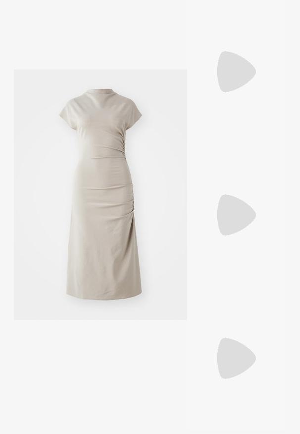 Beige midi dress made of soft fabric, featuring a high neck, short sleeves, and side ruching detail, creating a fitted silhouette.; Elleme ASYMMETRIC STRAP - Heeled mules - white; Tortoiseshell sunglasses with a chunky, rectangular frame. Dark lenses and gold-tone accents on the temples. Smooth, glossy finish.; Silver pearl earrings with a curved, bean shape. Smooth, shiny surface and secured with a post and back closure.