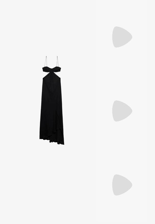 Schwarzes Maxikleid mit dünnen Trägern, Knotendetail an der Brust und Schlitz vorne. Weicher Stoff mit einer fließenden Silhouette und asymmetrischem Saum.; Schwarze Lackleder-High-Heel-Sandalen mit drei horizontalen Riemen und einem verstellbaren Knöchelriemen. Schlanke Silhouette und glänzende Oberfläche.; CHLOÉ Sonnenbrille - black; Schwarze geflochtene Handtasche mit einem offenen Netzdesign und zwei langen Griffen. Verfügt über eine solide schwarze Innentasche zur Aufbewahrung.