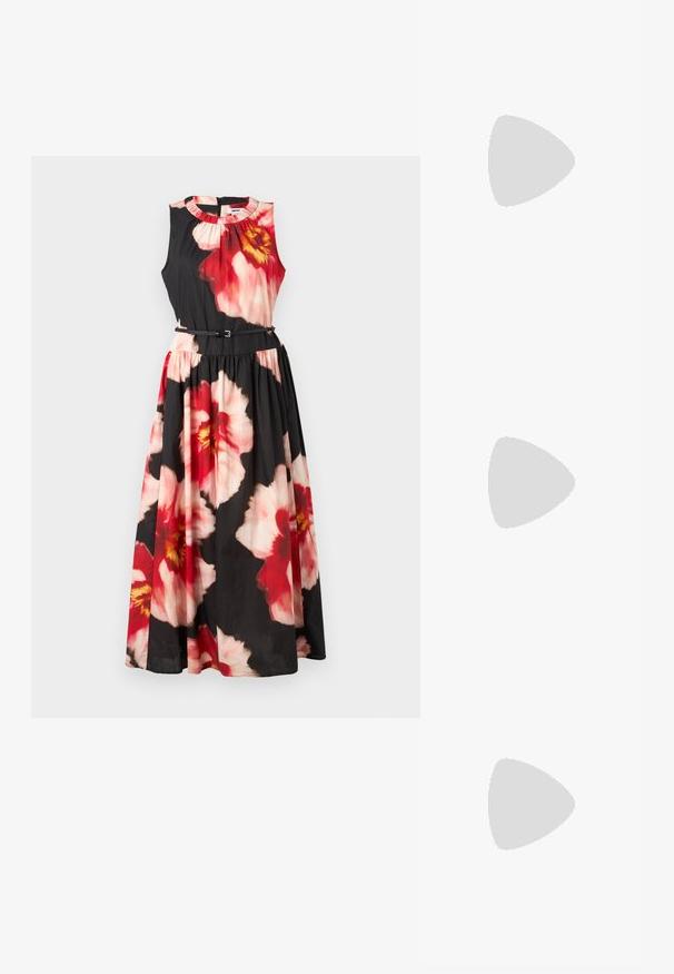 Une robe sans manches avec de grands motifs floraux rouges et roses sur un fond noir, dotée d'un corsage plissé et d'une ceinture noire ajustée à la taille.; Des sandales noires à talons hauts avec des fines lanières au design noué, un bout carré lisse et un talon aiguille élégant.; Sac à main en métal gris clair avec une bandoulière en chaîne, orné de petits clous métalliques ronds et d'un logo de marque triangulaire.; Boucles d'oreilles en argent avec une finition lisse et brillante. Forme arrondie, conception légère, avec un fermoir à tige.