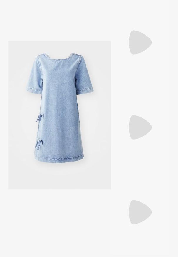 Svetlo modra denim obleka s kratkimi rokavi, kvadratnim izrezom in stranskimi zavezavami. Ima ohlapen kroj in podrobnosti z raztrgano obrobo.; Čevlji z visoko peto in konico, v barvni kombinaciji srebrne, zlate in nude. Sijajna obdelava z izrezljanim dizajnom, z igličasto peto.; Srebrna kovinska torbica z mehko, zaobljeno obliko in zavezano zgornjo zaporo. Narejena iz gladkega umetnega usnja.; Srebrni uhani v obliki obročka s spiralnim dizajnom, ki imajo sijajno površino in zapiralo na zadnji strani. Mere znašajo približno 3 cm v premeru.
