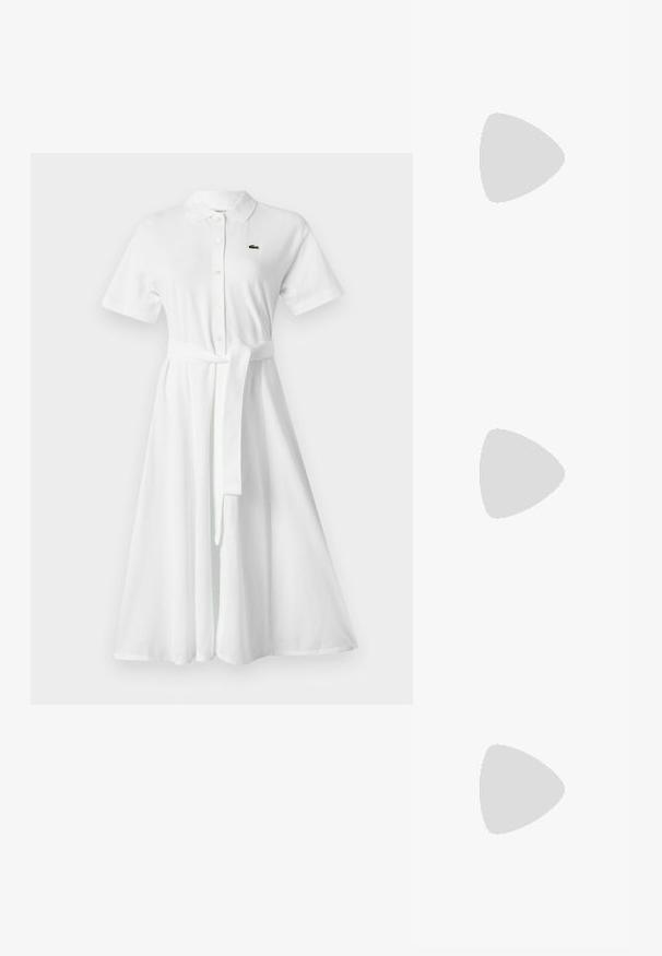 Balta polo suknelė su apykakle, trumpomis rankovėmis, mygtukų priekyje, įstumta juosmeniu su kaklaraiščio diržu ir logotipu kairėje pusėje.; Juodas smailus slingback batelis su žemu kulnu, pagamintas iš lygaus odos paviršiaus ir su išpjovomis šone, užtikrinančiomis oro pralaidumą.; Juodas odinis petinis krepšys su minkšta tekstūra, trikampiu pavidalu ir reguliuojama juosta, derinamas su šviesiai mėlynu dryžuotu marškinėliu ir baltais džinsais.; DKNY HEART DROP - Auskarai - gold-coloured/cry