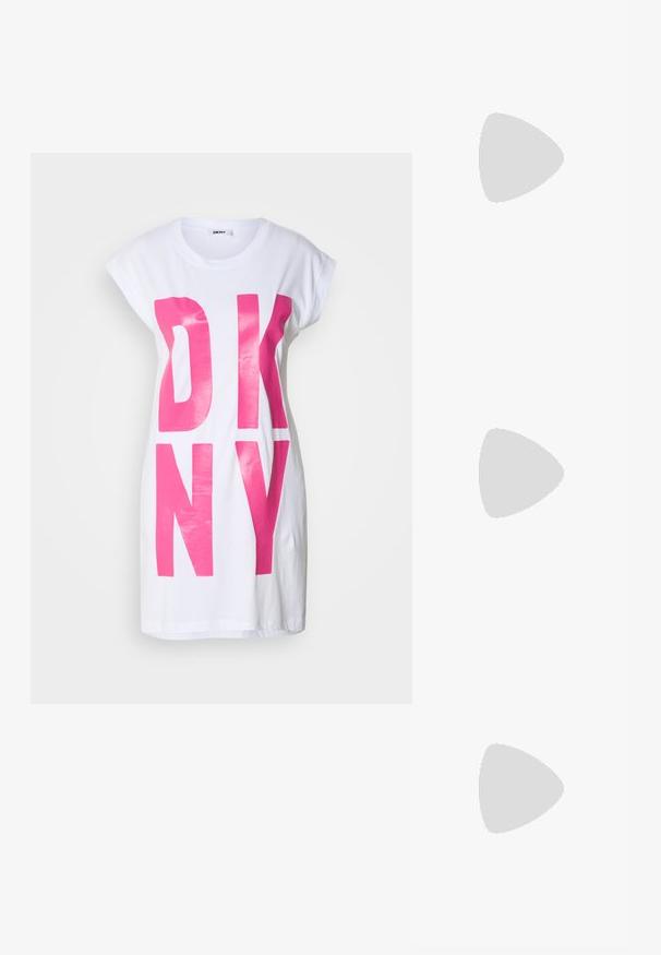 T-shirt blanc surdimensionné avec de grandes lettres roses "DKNY" brillantes. Manches courtes et coupe décontractée, fabriqué en coton doux.; Baskets en suede rose avec des rayures blanches ondulées et des semelles en caoutchouc marron, associées à un jean en denim light blue à jambes larges.; Sac à main en simili cuir bleu de forme triangulaire, avec une poignée supérieure et une bandoulière réglable. Il présente une texture lisse et un détail de rabat à l'avant.; Boucles d'oreilles en argent en forme de créole avec un design texturé comportant des rayures verticales. Forme circulaire avec un fermoir à attache sécurisée. Fini lisse.