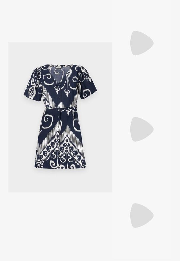 Námornícke šaty s bielym vírivým vzorom, krátkymi nadsadenými rukávmi, výstrihom do V, predným zapínaním na gombíky a stiahnutým pásom s opaskom.; Bežové lakované sandále na podpätku so špicatou špičkou a štíhlym, štvorcovým podpätkom. Hladká textúra a minimalistický dizajn bez ozdôb.; Priehľadné plastové okuliare s námestovými rámami a priehľadnými šošovkami, s kultivovanými zlatými akcentmi na spánkoch pre zvýraznenie detailov.; Hnedá textúrovaná kožená taška cez telo s zlatým reťazovým popruhom a preklopným uzáverom. Predná strana obsahuje detail s logom a vrecko pod preklopkou.