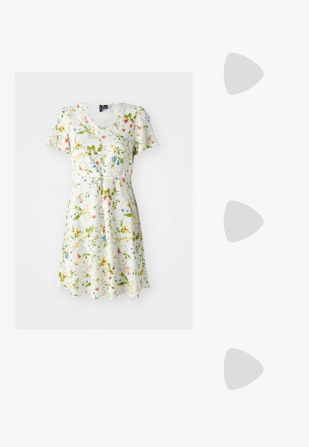 Bloemenjurk met een V-hals, korte mouwen en een strik in de taille. Heeft een witte achtergrond met groene, gele, rode en blauwe bloemmotieven.; Puntige hoge hak schoenen met een zilver, goud en nude kleurenschema. Glanzende afwerking met uitsnijdingen en een stiletto hak.; Zilveren metalen pouch bag met een zachte, afgeronde vorm en een geknoopte sluiting aan de bovenkant. Gemaakt van soepel faux leren materiaal.; Zilveren creolen met een gedraaide ontwerp, voorzien van een gepolijste afwerking en een post-back sluiting. Meet ongeveer 3 cm in diameter.