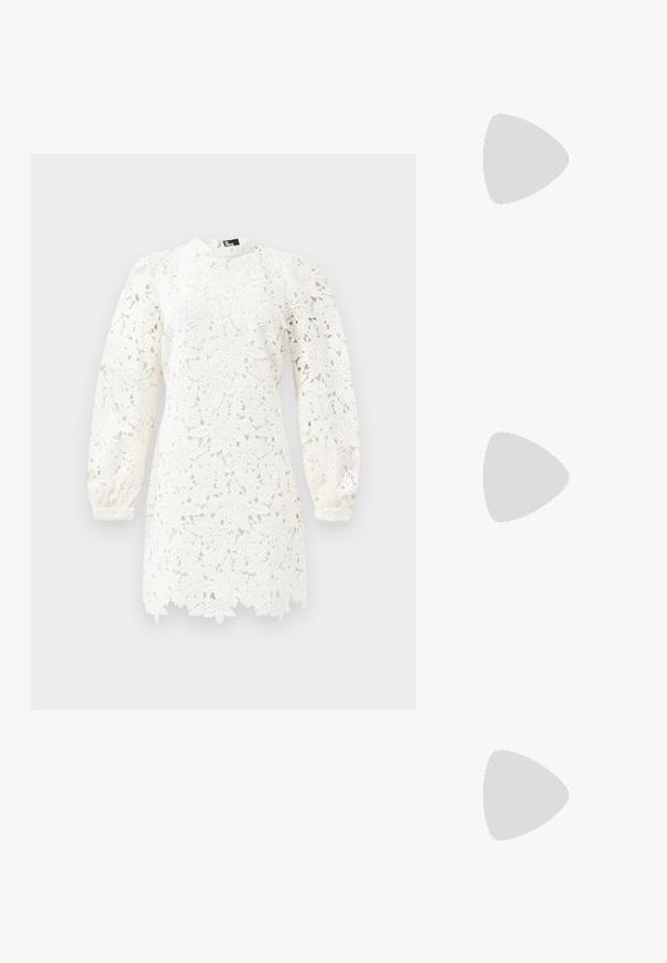 Witte kanten jurk met bloemenpatronen, lange pofmouwen, een hoge halslijn en een gegolfde zoom voor extra detail.; Zwart patent slingback hak met een spitse neus, voorzien van een gestructureerde slangenprint, verstelbare band en een korte, gestructureerde blokhak.; Zwarte leren schoudertas met twee vo pockets, gouden gespen, ritsluiting en een smalle band. Tekstuur oppervlak en compacte rechthoekige vorm.; Gouden metalen oorbellen in de vorm van een gebogen, verlengde hoop. Kenmerkend zijn het gladde, glanzende oppervlak en de afgeronde punt voor extra detail.