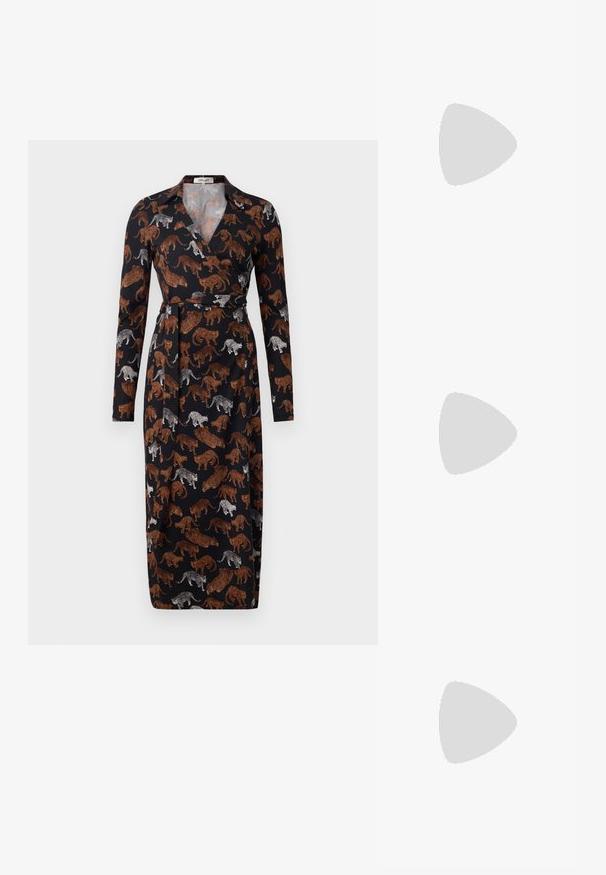 Diane von Furstenberg ABIGAIL MIDI DRESS - Freizeitkleid - brown; Schwarze Leder-Mules mit spitzer Zehenpartie und Stiletto-Absatz, kombiniert mit einem weißen, gemusterten Kleidungsstück mit Schnürdetails.; THEMOIRè OLIMPIA - Handtasche - black; Silberfarbene Creolen mit einem glatten, geschwungenen Design und strukturierten Oberflächen, ausgestattet mit einem Stecker zum Befestigen.