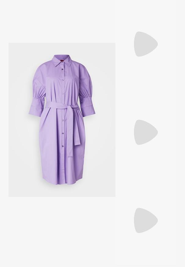 HUGO KITJE - Tričkové šaty - open purple; Čierne sandále na vysokom podpätku majú tenké remienky s uzlovým dizajnom, hladký štvorcový špičku a elegantný stiletto podpätok.; Svetlošedá metalická kabelka s reťazovým popruhom, ozdobená malými kruhovými kovovými štítkami a trojuholníkovým logom značky.; Strieborné kruhové náušnice s hladkým a lesklým povrchom. Okrúhly tvar, ľahký dizajn, s uzáverom na kolík.