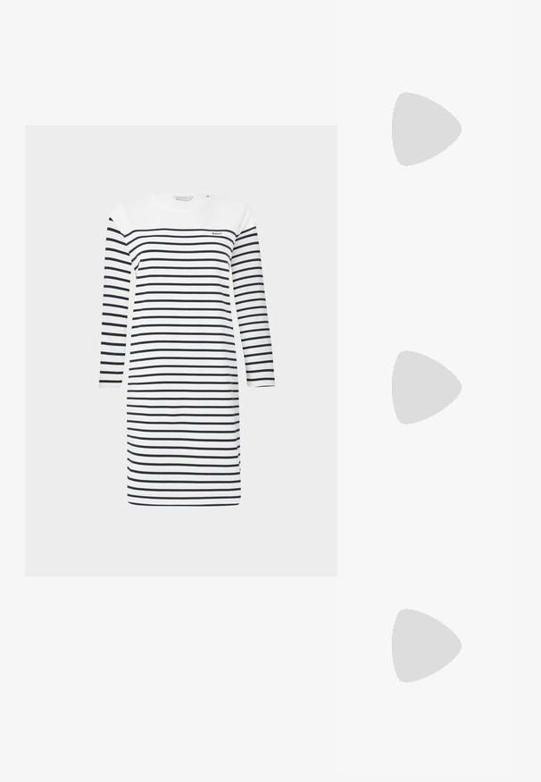Randig klänning i vitt och marinblått, långa ärmar, rund halsringning och knälång längd; har en diskret logotyp på övre vänstra sidan.; Svart spetsig slingback-sko med låg klack, som har ett slätt lädermaterial och utskärningsdesign på sidan för andningsförmåga.; Svart handväska med dubbla korta handtag och ett avtagbart axelband. Slät läderliknande material med dragkedjestängning och logodetalj.; Ring i guldutförande med en organisk, vriden design, slät yta och avsmalnande ändar, vilket ger ett modernt, skulpturalt utseende.