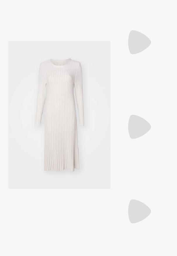 Pikk, ribakatest kootud kleit heledas beežis. Omab ümmargust kaelust, pikki varrukaid ja külgmisi lõhesid liikumise mugavuseks.; Mustad nahast slingback kontsad terava ninaga, millel on õhuke konts ja kuldse tooni aktsent reguleeritaval rihmal. Sile tekstuur.; Must mustrist käekott, millel on struktureeritud disain, lühendatud kuju, ülemine käepide ja kuldne metallist detail. Reguleeritav õlalihm on kaasas.; Kuldsest metallist kaelakee sujuva, kumerda keskosa. Omab paindlikku ahelat, kus on ka homaariklamber ja täiendavad reguleeritavad ahela lingid.