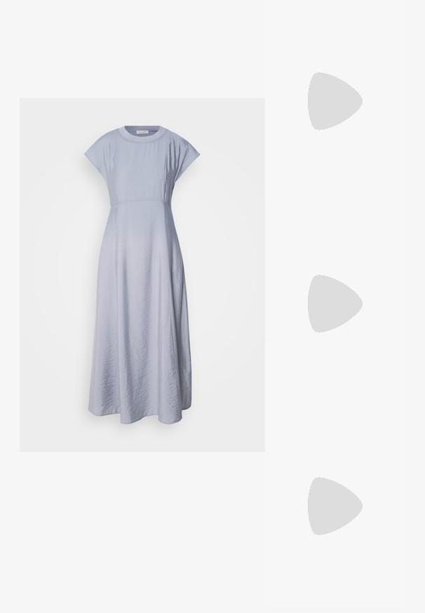 Šviesiai mėlyna, su petnešėlėmis maxi suknelė su prigludusia liemenėle ir laisvai krentančia sijonu. Pagaminta iš minkštos, šiek tiek raukšlėtos medžiagos.; Juodų odinių balerinų batų su smailiu priekiu, juostele su sidabro sagtimi, derinami su juodomis pritaikytomis kelnėmis, turinčiomis plyšinį hemą.; Juoda odinė rankinė su dviem ilgais diržais, lygiu paviršiumi ir struktūrizuota forma. Yra priekinė kišenė papildomam saugojimui.; Sidabriniai auskarai su sklandžiu, poliruotu paviršiumi. Apvalios formos ir saugus uždarymo mechanizmas. Lengvas dizainas, tinkantis kasdieniam dėvėjimui.