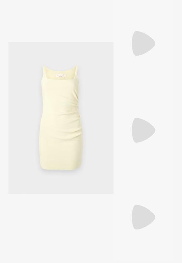 Bezručový žltý šaty vyrobené z hladkej tkaniny, so štvorcovým výstrihom a zhromaždeným detailom na boku pre pridanie textúry.; Zlaté metalické sandále na podpätku s uhlovým blokovým podpätkom, dvoma pásikmi cez nohu a nastaviteľným pásikom okolo členka. Hladká textúra.; Čierna kožená kabelka s zaobleným tvarom, odnímateľným popruhom a zlatými doplnkami. Kabelka má klopu s detailom s prackou.; Náušnice z kovu v zlatej farbe s elegantným, zakriveným dizajnom. Majú charakteristický špicatý tvar, leštený povrch a uzáver na pánt.