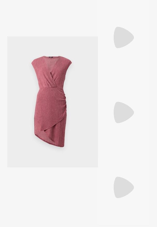 Rochie de culoare zmeurie cu un finisaj texturat, având un design înveșmântat, mâneci tip capă și un detaliu de drapaj pe lateral cu o linie de tiv asimetrică.; Pantof cu toc înalt și vârf ascuțit, cu o schemă de culori argintii, aurii și nude. Finisaj lucios cu un design decupat, având un toc stiletto.; Pouch bag metalizat argintiu, cu o formă moale și rotunjită și un închidere de tip nod la partea de sus. Fabricat dintr-un material sintetic din piele netedă.; Cercei din argint cu un design torsadat, având un finisaj lucios și închidere cu tijă. Au un diametru de aproximativ 3 cm.
