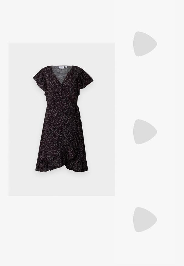 Svart omlottklänning med korta fladdrande ärmar, liten blommönster i nyanser av rosa och vitt, volangkant, tillverkad av lätt tyg.; Svarta lackläder slingback klackar med spetsig tå och geometrisk klack. Har en elegant, minimalistisk design och slät yta.; Svart läderhandväska med en böjd form, avtagbar rem och guldiga detaljer. Väskan har ett lock med en spänndetalj.; Guldring med texturerad, vågig design som har tre framträdande toppar. Slät, glänsande yta med en öppen band för justerbar passform.