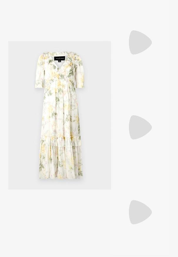 Blommig maxiklänning i mjukt, lätt tyg. Har en vit bas med gula och gröna mönster, volangärmar och en lagererad fåll.; Stuart Weitzman KITTY - Pumps - beige/barely beige; Vävd beige handväska med en strukturerad design, med en slät ovansida och en lång rem. Texturerad detaljering förbättrar det övergripande utseendet.; Ett par oregelbundna ovalformade örhängen i guldtonad metall med en strukturerad, något hamrad yta på en vit bakgrund.