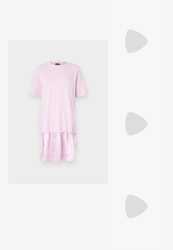 JOOP! TSUKI - Trikoomekko - pastel purple; Mustat korkokengät sandaalit, joissa on ohuet hihnat solmittuna, sileä neliön muotoinen varvasosa ja tyylikäs stiletto-korko.; Vaalea harmaa metallinen käsilaukku, jossa on ketjusanka. Laukku on koristeltu pienillä pyöreillä metallikoruilla ja kolmion muotoisella brändilogolla.; Hopehopeet hopehopeet hopehopeet hopehopeet, jolla on sileä, kiiltävä pinta. Pyöreä muoto, kevyt rakenne, jossa on neulakiinnitys.