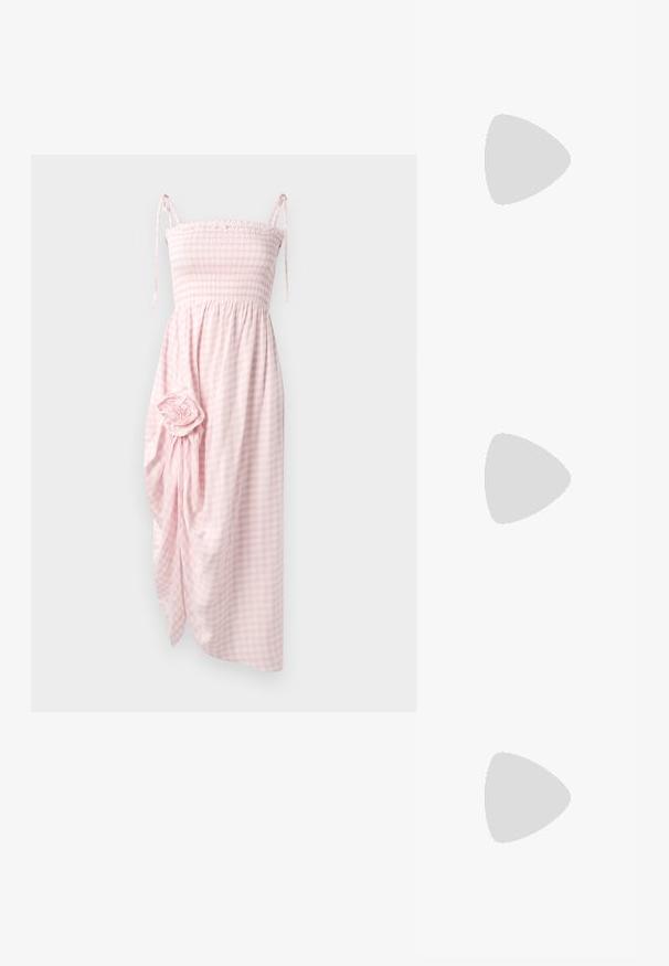 Vestido em gingham rosa com pregas e alças com laço, até aos joelhos, apresentando tecido drapeado e um detalhe floral na lateral. Textura trançada.; Botas de tornozelo em couro preto com bico quadrado, design de atacadores na parte da frente e salto largo e flared. Textura suave e acabamento elegante.; Bolsa crossbody de couro texturizado castanho com alça de corrente dourada e fecho com aba. A parte da frente apresenta detalhe do logótipo e um bolso sob a aba.; Par de brincos irregulares em forma oval, feitos de metal dourado, com uma superfície texturizada e ligeiramente martelada, sobre um fundo branco.