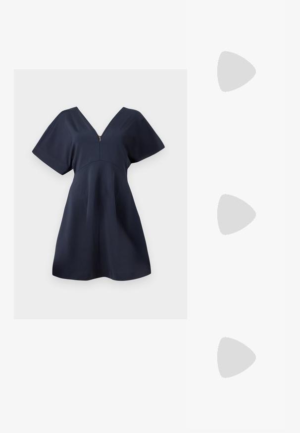 Vestido azul marino con escote en V, mangas cortas y un detalle de cremallera en la parte delantera. Forma en A con una textura suave y un diseño minimalista.; Las sandalias negras de tacón alto presentan finas correas con un diseño anudado, una punta cuadrada suave y un elegante tacón de aguja.; Bolso de mano metálico gris claro con una cadena como asa, adornado con pequeños remaches metálicos circulares y un logotipo de marca en forma triangular.; Aros de plata en forma de aro con un acabado liso y brillante. Diseño redondeado y ligero, con cierre de tipo post-back.