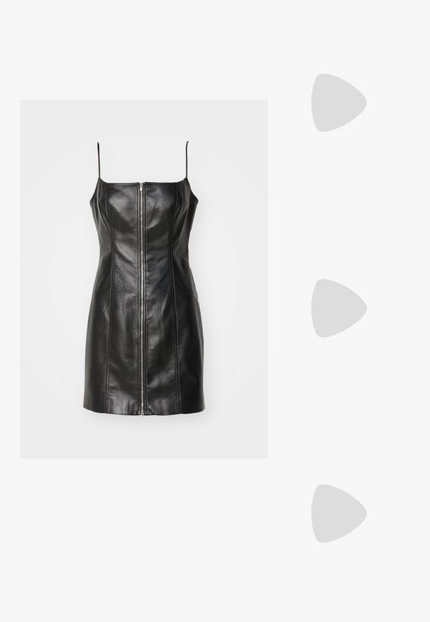 Rochie din piele neagră, fără mâneci, cu o siluetă ajustată, fermoar în față și detalii din cusături verticale. Textură netedă. Lungime scurtă.; Sandale cu toc înalt din piele patent neagră, cu vârf ascuțit, curea ajustabilă la gleznă și toc mediu pătrat. Textură netedă cu un finisaj lucios.; Stuart Weitzman POSH SHOULDER BAG - Geantă crossbody - black; Cercei din plastic negru cu o formă distinctivă în formă de semilună și finisaj lucios. Dispun de un hardware metalic subțire pentru prindere.