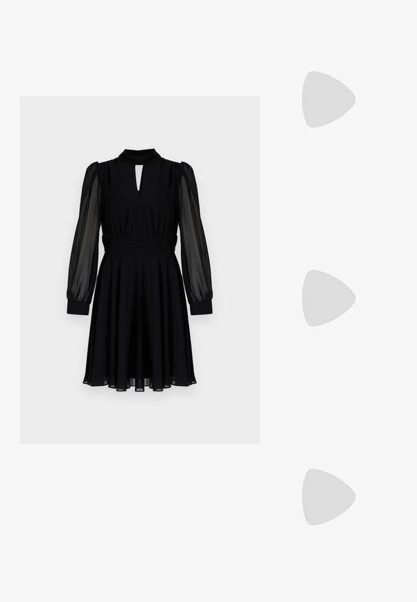 Črna obleka z dolgimi prosojnimi rokavi, visokim ovratnikom, detajlom v obliki ključavnice, nabranim pasom in tekočim krilom, izdelana iz mehkega, lahkega materiala.; Zlati, kovinski slingback čeveljci z ostrim nosom in masivnim peto. Gladka tekstura, minimalistična zasnova in ozka zanka.; Črna usnjena torbica s ukrivljeno obliko, z odstranljivo naramnico in zlatimi dodatki. Torbica ima pokrov s podrobnostmi v obliki zaponke.; Zlati prstan s organskim, zvitim dizajnom, gladko površino in taperiranimi konci, ki ustvarja modernega, skulpturalnega videza.